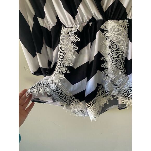 Black and White Chevron Print V-Neck Romper- size medium - Picture 5 of 9